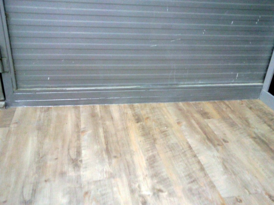 ESCALERA CON PARQUET FLOTANTE Y SUELO CON VINILO