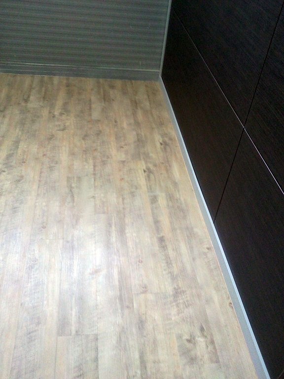 ESCALERA CON PARQUET FLOTANTE Y SUELO CON VINILO