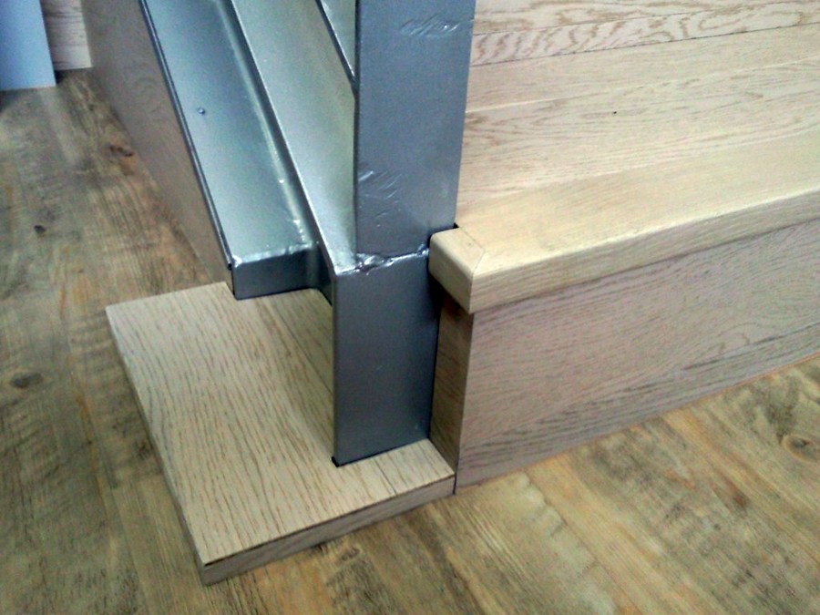 ESCALERA CON PARQUET FLOTANTE Y SUELO CON VINILO