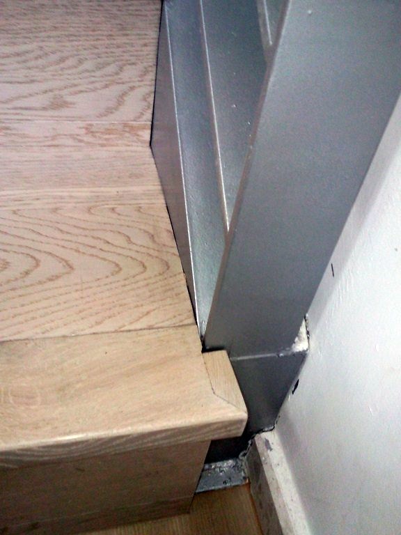 ESCALERA CON PARQUET FLOTANTE Y SUELO CON VINILO