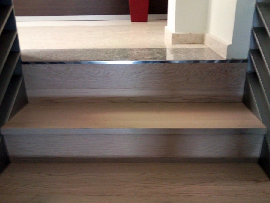 ESCALERA CON PARQUET FLOTANTE Y SUELO CON VINILO