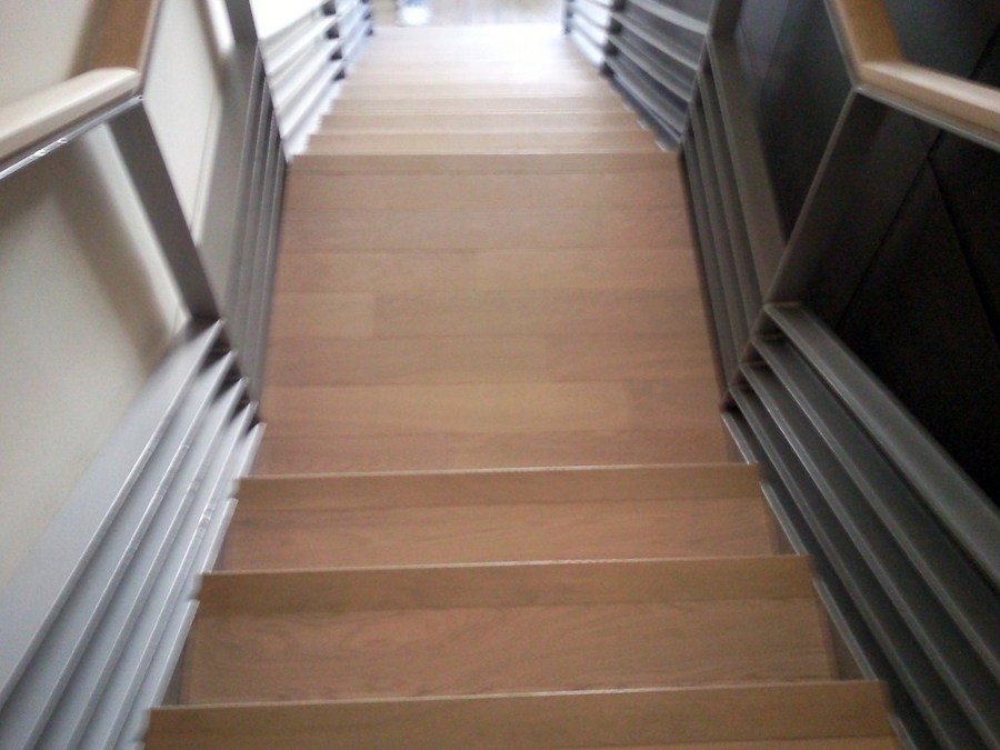 ESCALERA CON PARQUET FLOTANTE Y SUELO CON VINILO