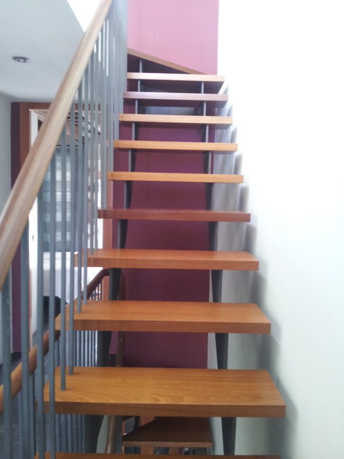 Escalera con pasamanos en hierro y madera