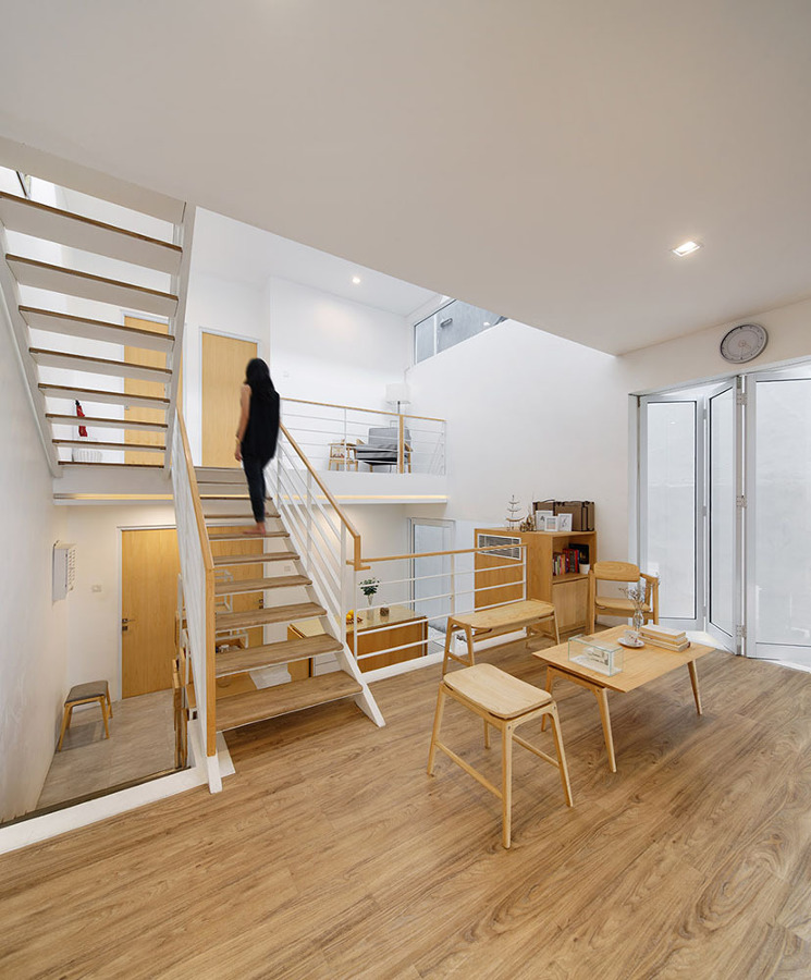 Escalera con peldaños de madera