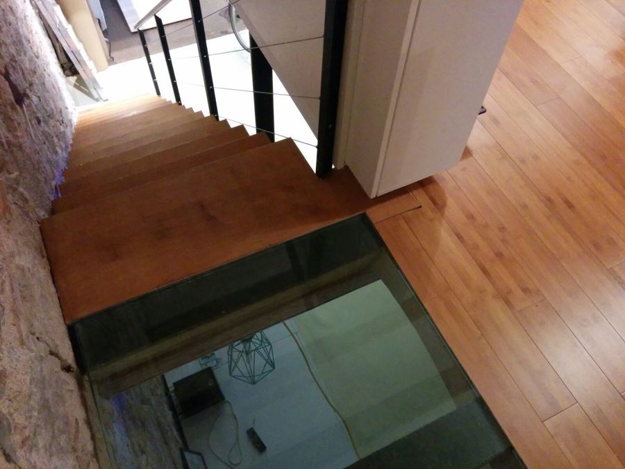 Escalera con suelo transparente