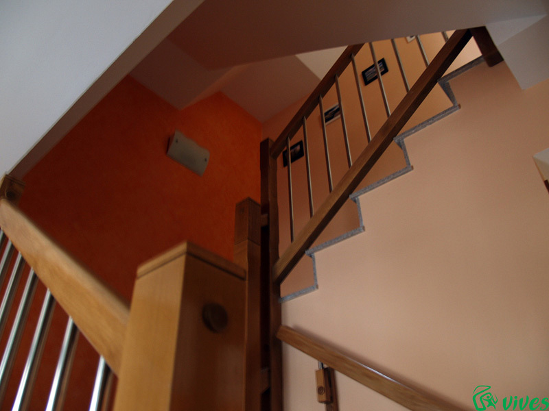 Escalera de acceso a plantas superiores