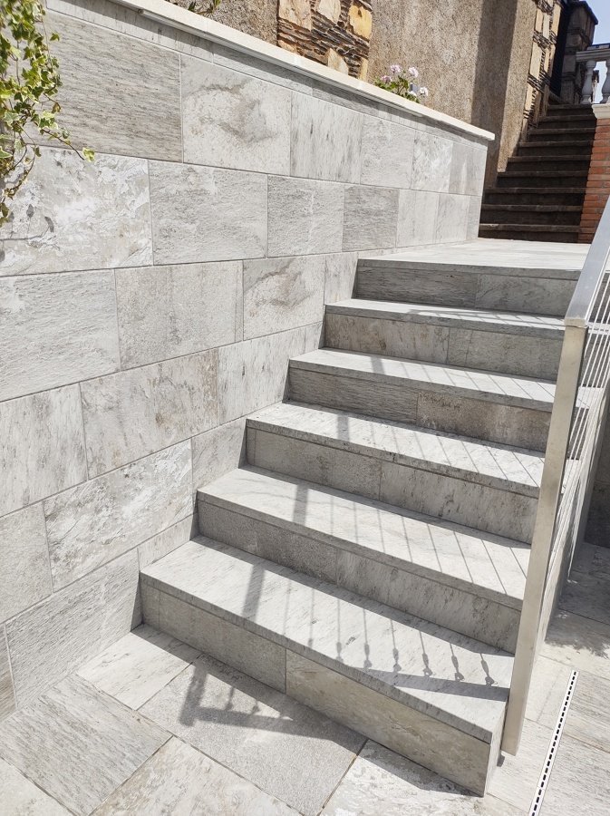 Escalera de acceso principal.