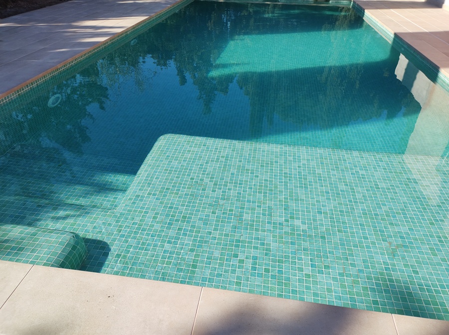 Escalera de acceso y playa húmeda.