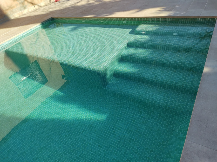 Escalera de acceso y playa húmeda.