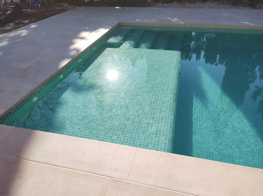 Escalera de acceso y playa húmeda.