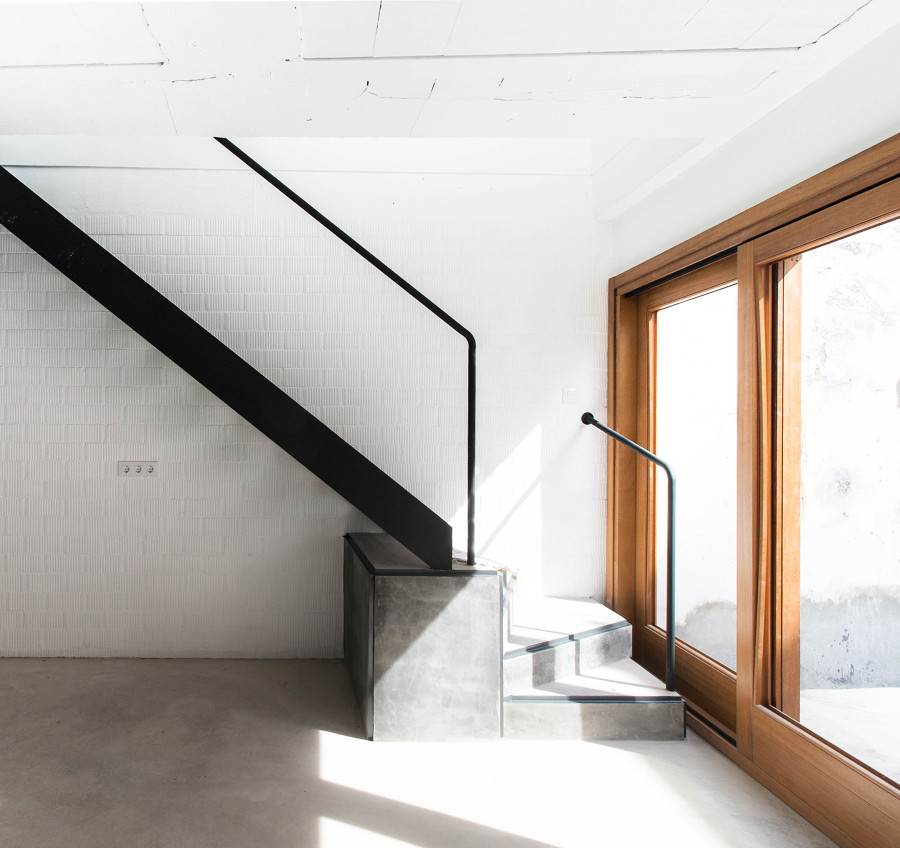 Escalera de acero y hormigón