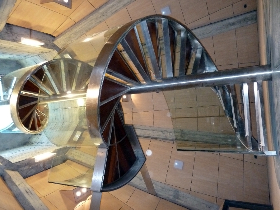 Escalera de caracol de acero inoxidable. 9 metros de altura