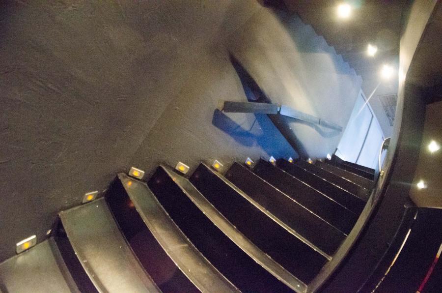 Escalera de chapa barnizada.