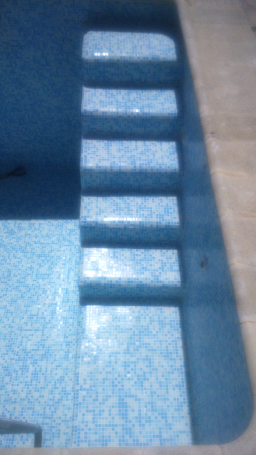 Escalera de de obra revestida con gresite y cantos redondeados