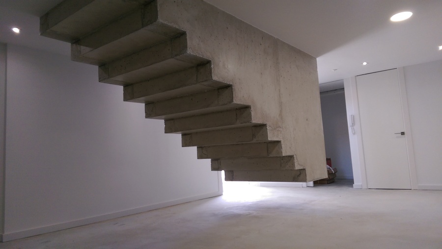 Escalera de hormigón en vuelo