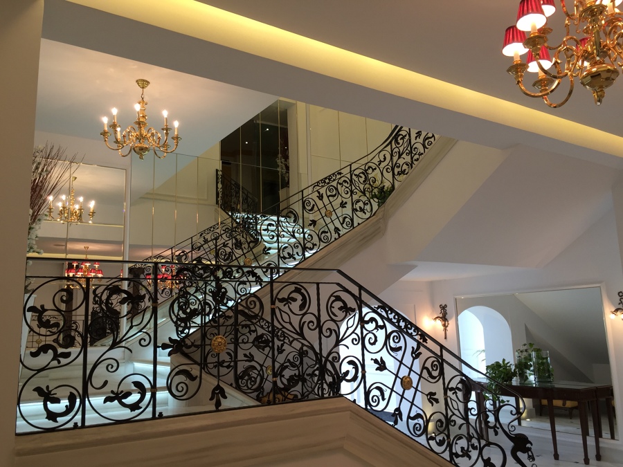 ESCALERA DE HOTEL