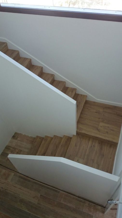 Escalera de madera con cartabón de rodapié 