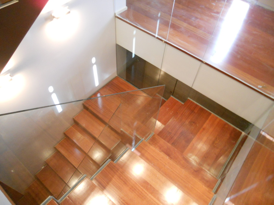 Escalera de madera de jatoba y cristal