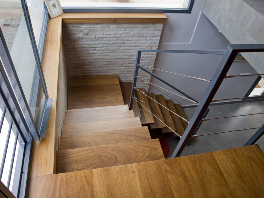 Escalera de madera vista desde arriba