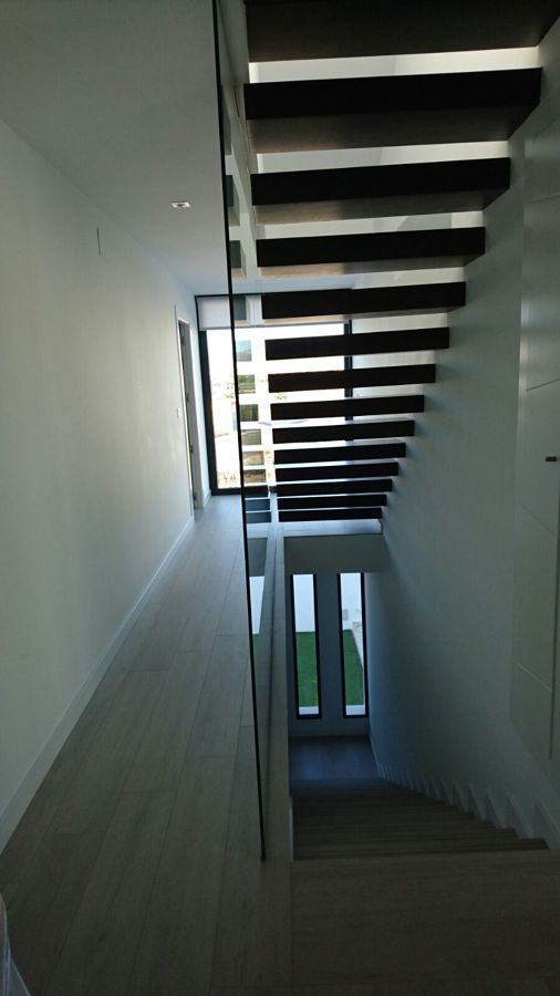 Escalera de madera y suelo de porcelánico imitando madera 