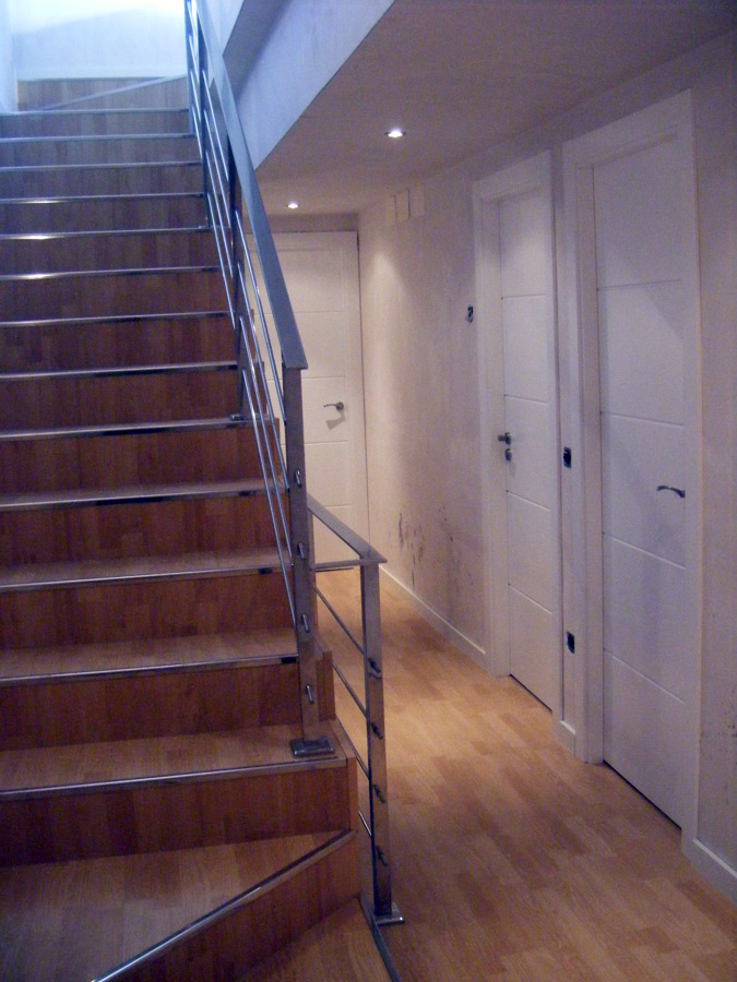 Escalera de parquet y puertas lacadas