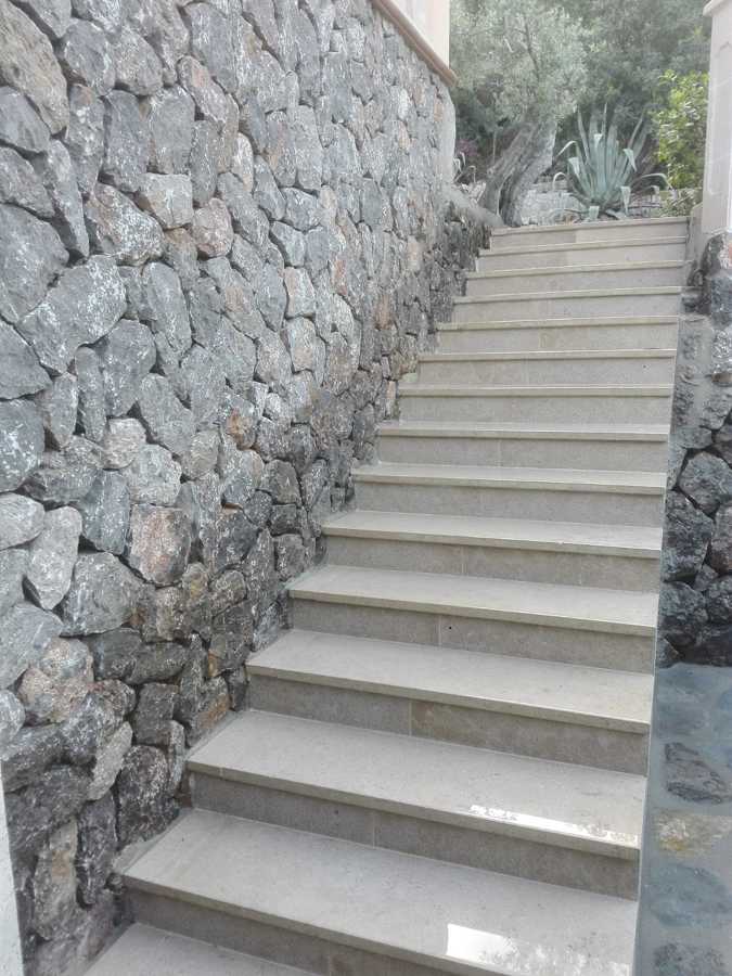 Escalera de piedra acabada