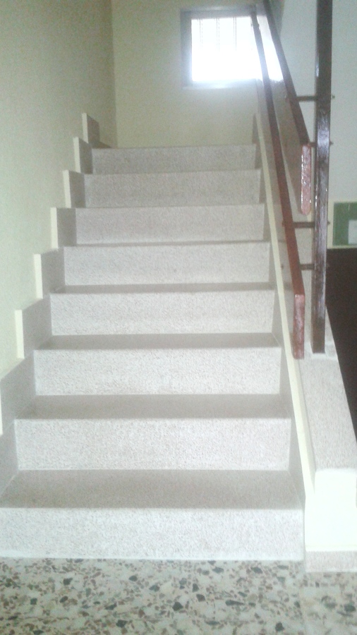 Escalera de piedra artificial.