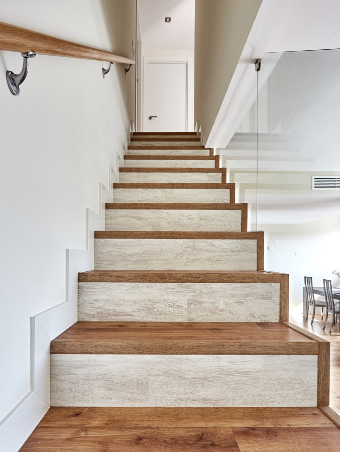 Escalera de un Dúplex Estilo Nórdico con Barandilla de Vidrio (Alcalá de Henares, Madrid)