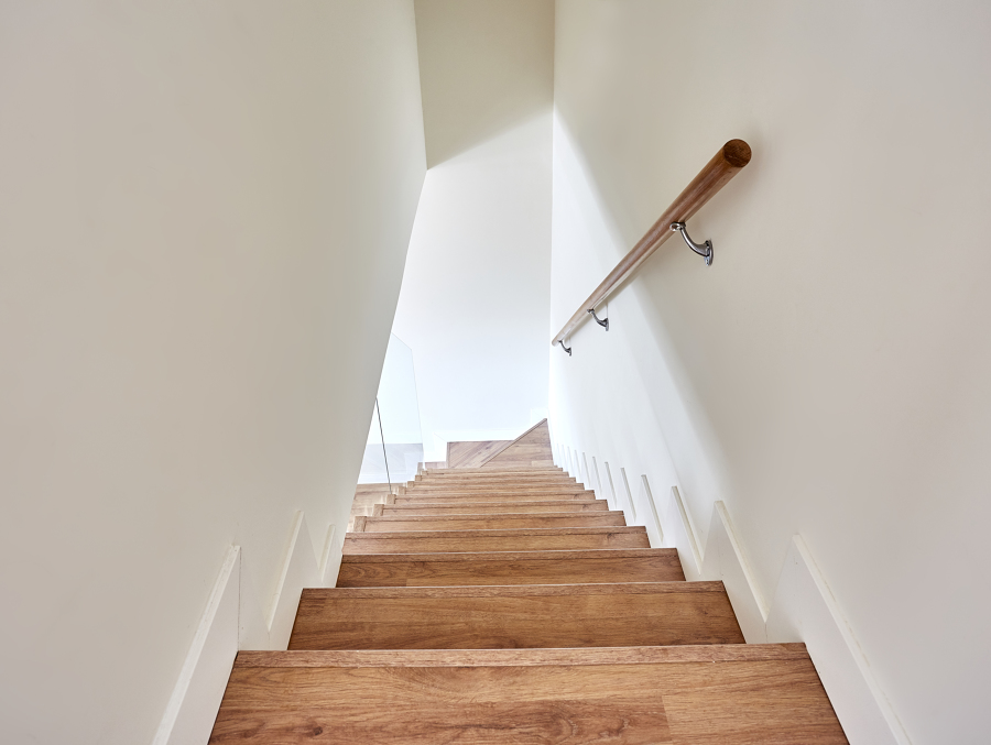 Escalera de un Dúplex Estilo Nórdico con Barandilla de Vidrio (Alcalá de Henares, Madrid)