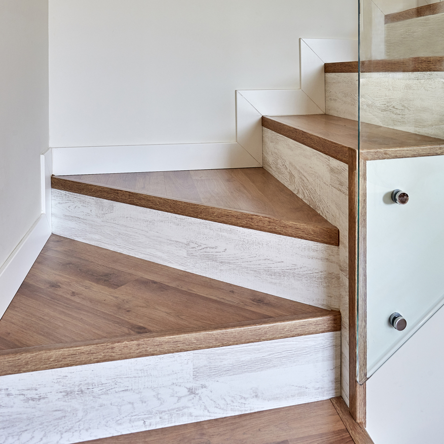 Escalera de un Dúplex Estilo Nórdico con Barandilla de Vidrio (Alcalá de Henares, Madrid)