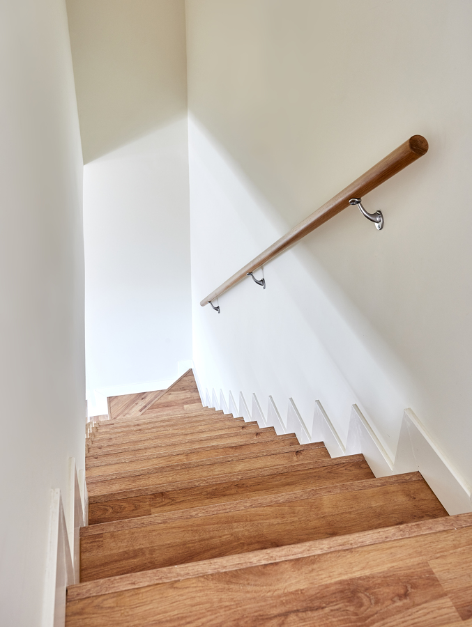 Escalera de un Dúplex Estilo Nórdico con Barandilla de Vidrio (Alcalá de Henares, Madrid)