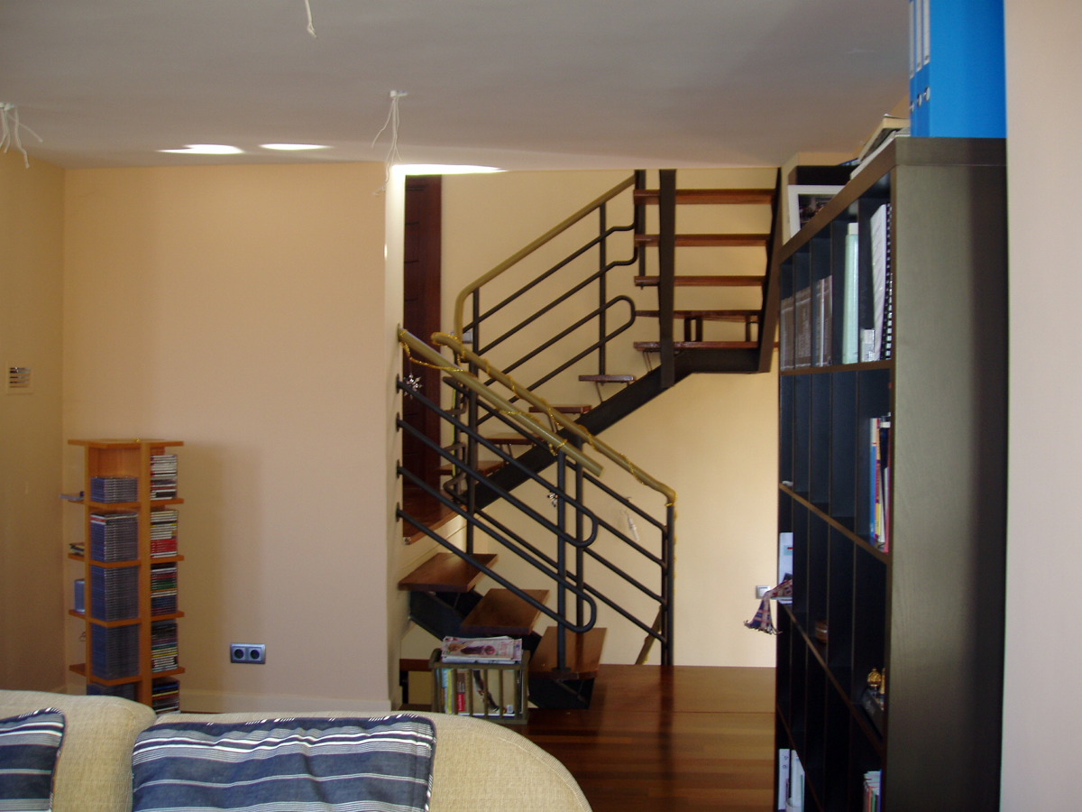 Escalera desde el salón.