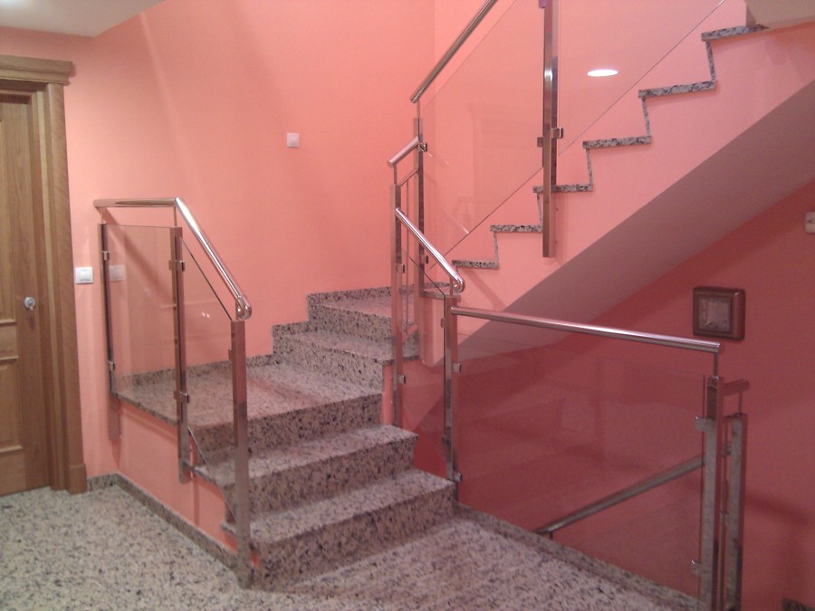 Escalera en acero y cristal. Se ha usado un tono calabaza.