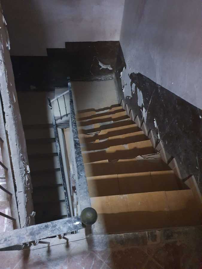 Escalera en malas condiciones de accesibilidad