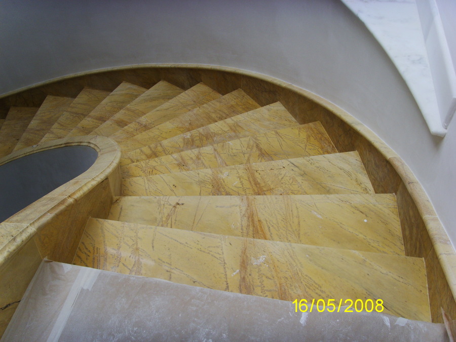 ESCALERA EN MARMOL AMARILLO TRIANA