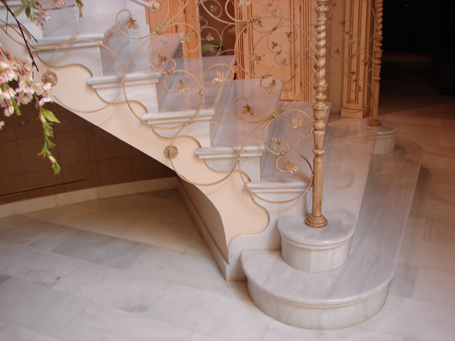 ESCALERA EN MARMOL BLANCO MACAEL
