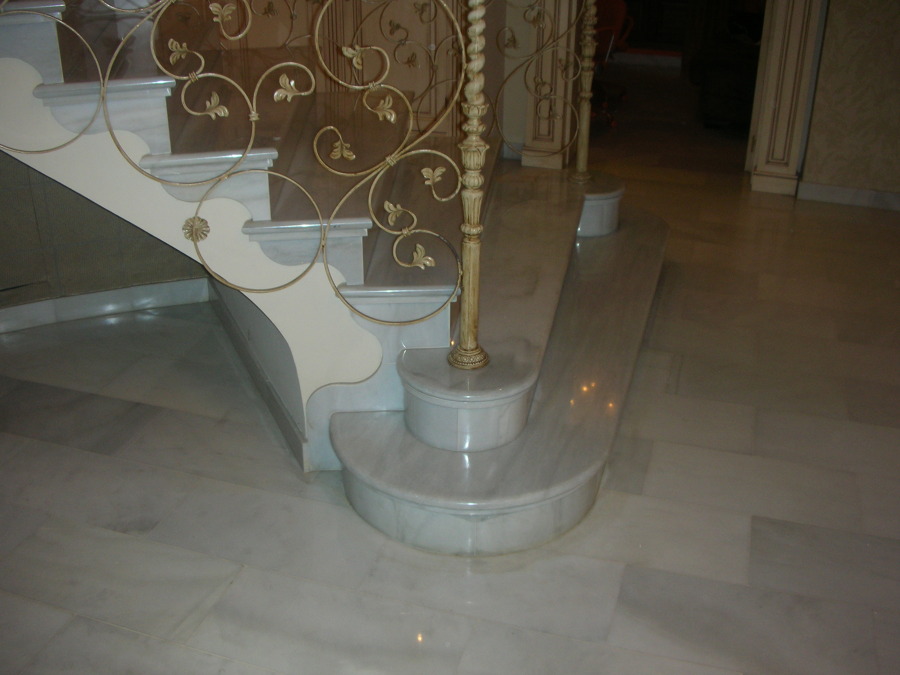 ESCALERA EN MARMOL BLANCO MACAEL