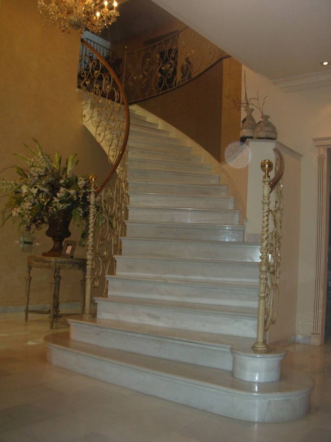 ESCALERA EN MARMOL BLANCO MACAEL