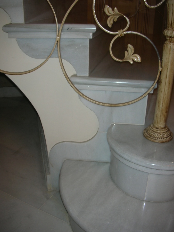 ESCALERA EN MARMOL BLANCO MACAEL