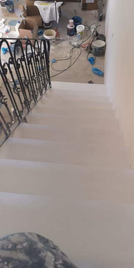 Escalera en microcemento blanco