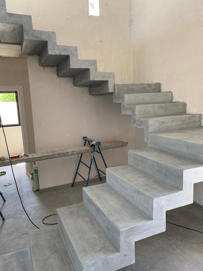 Escalera en microcemento efecto envejecido
