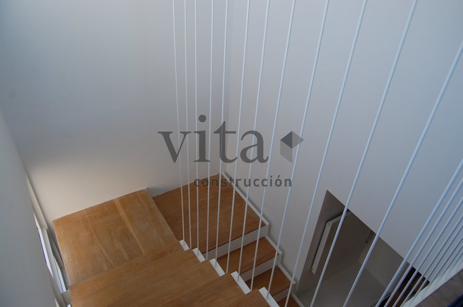 Escalera en roble y acero lacado