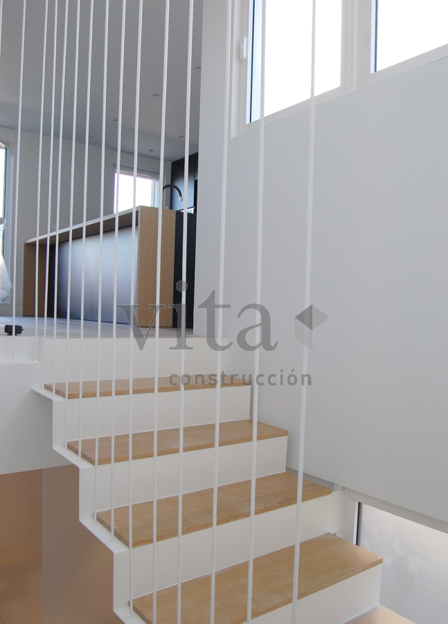 Escalera en roble y acero lacado