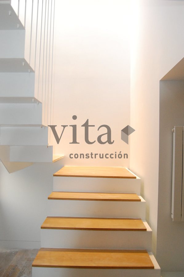 Escalera en roble y acero lacado