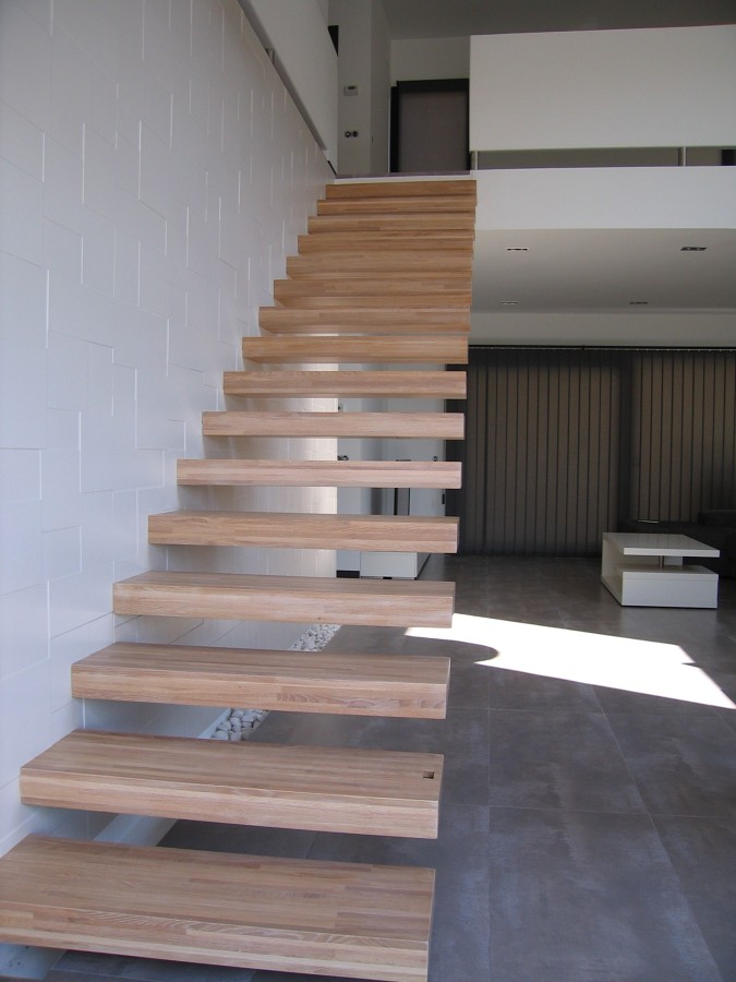 Escalera en voladizo acceso