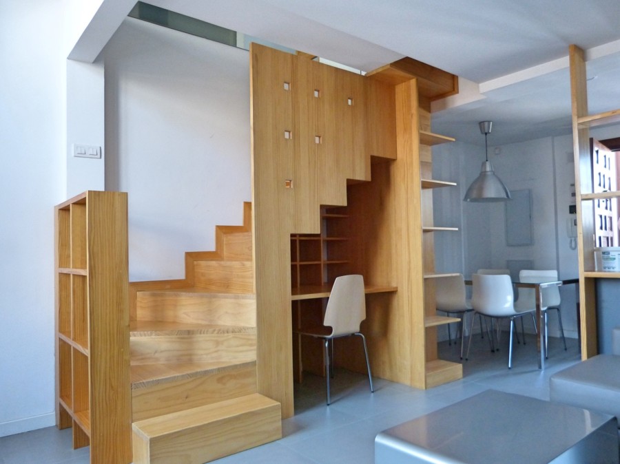 Escalera-estanteria de madera a medida 