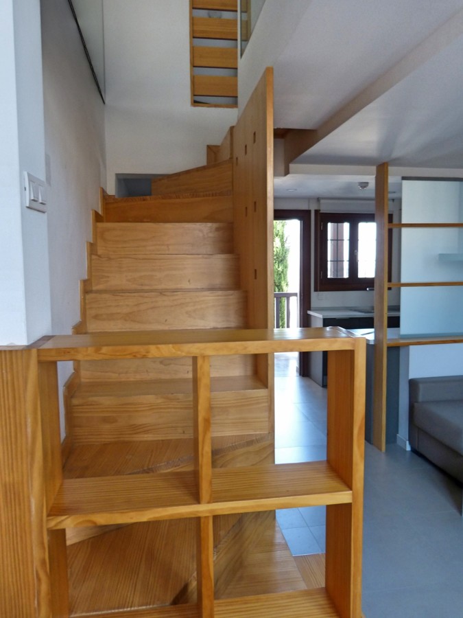 Escalera-estanteria de madera a medida 