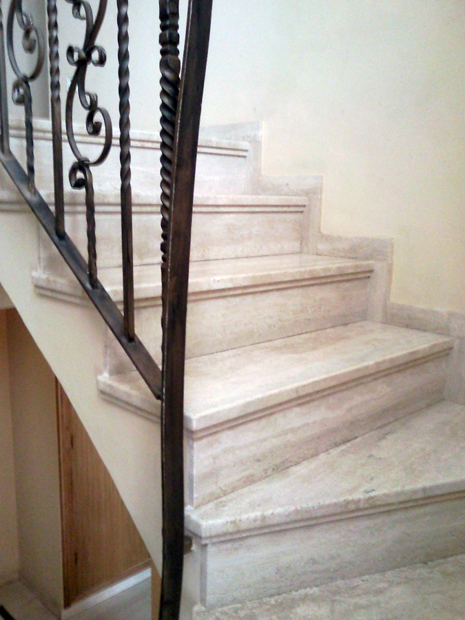 ESCALERA FORRADA CON PARQUET FLOTANTE EUROWOOD ROBLE NEGRO CALÍZO