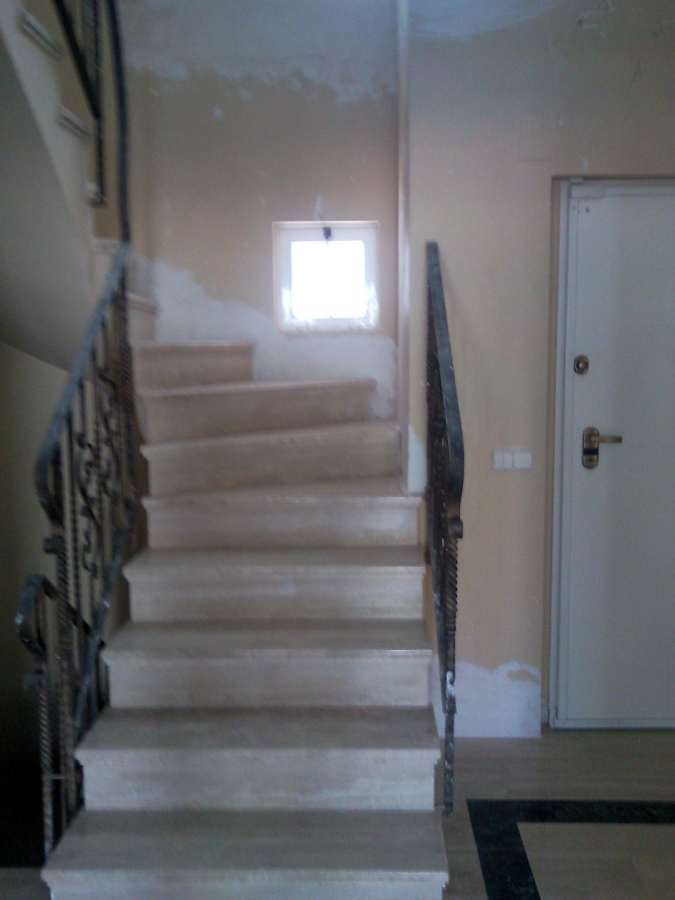 ESCALERA FORRADA CON PARQUET FLOTANTE EUROWOOD ROBLE NEGRO CALÍZO