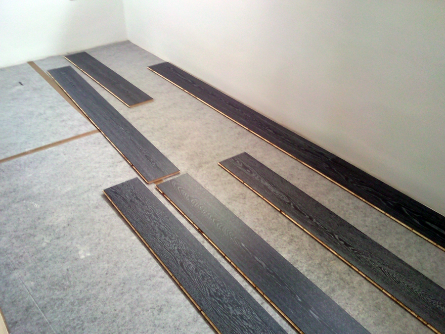 ESCALERA FORRADA CON PARQUET FLOTANTE EUROWOOD ROBLE NEGRO CALÍZO